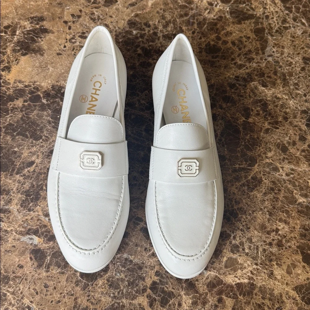 Chanel 24a white leather moccasins gold logo flats loafers lambskin sz 38.5